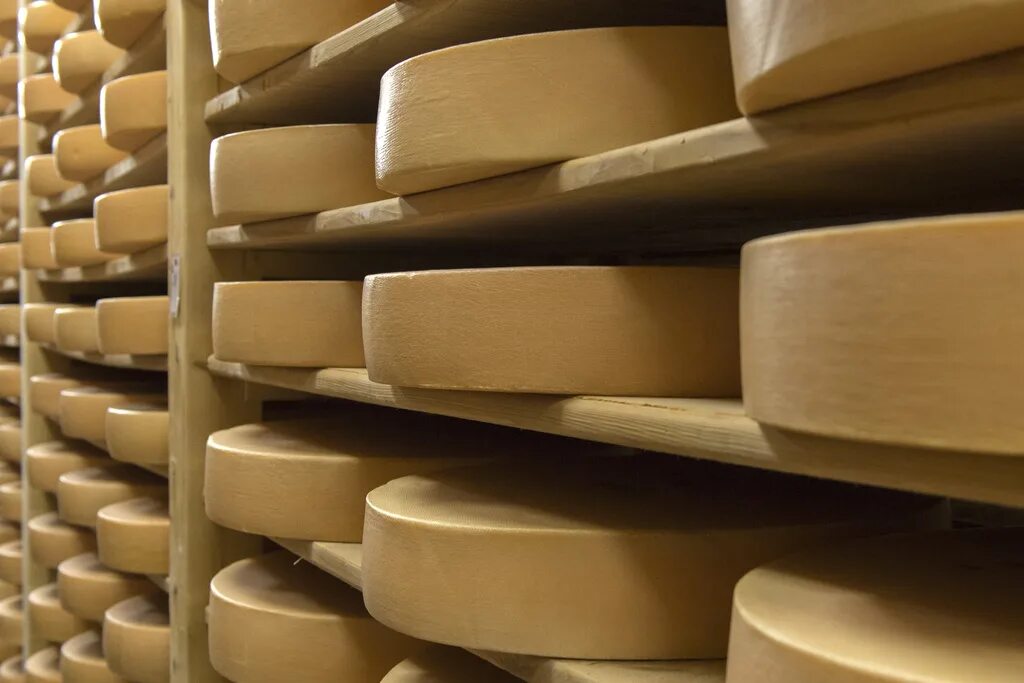 Материалы переданы в производство. Швейцарский сыр и шоколад. Производители швейцарского сыра. Швейцарский сыр производство. Производство сыра в Швейцарии.