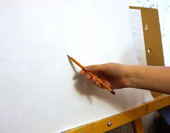 Как правильно держать карандаш. Правильное держание карандаша при рисовании. Как держат карандаш художники. Правильная постановка руки при рисовании. Рука художника с карандашом.