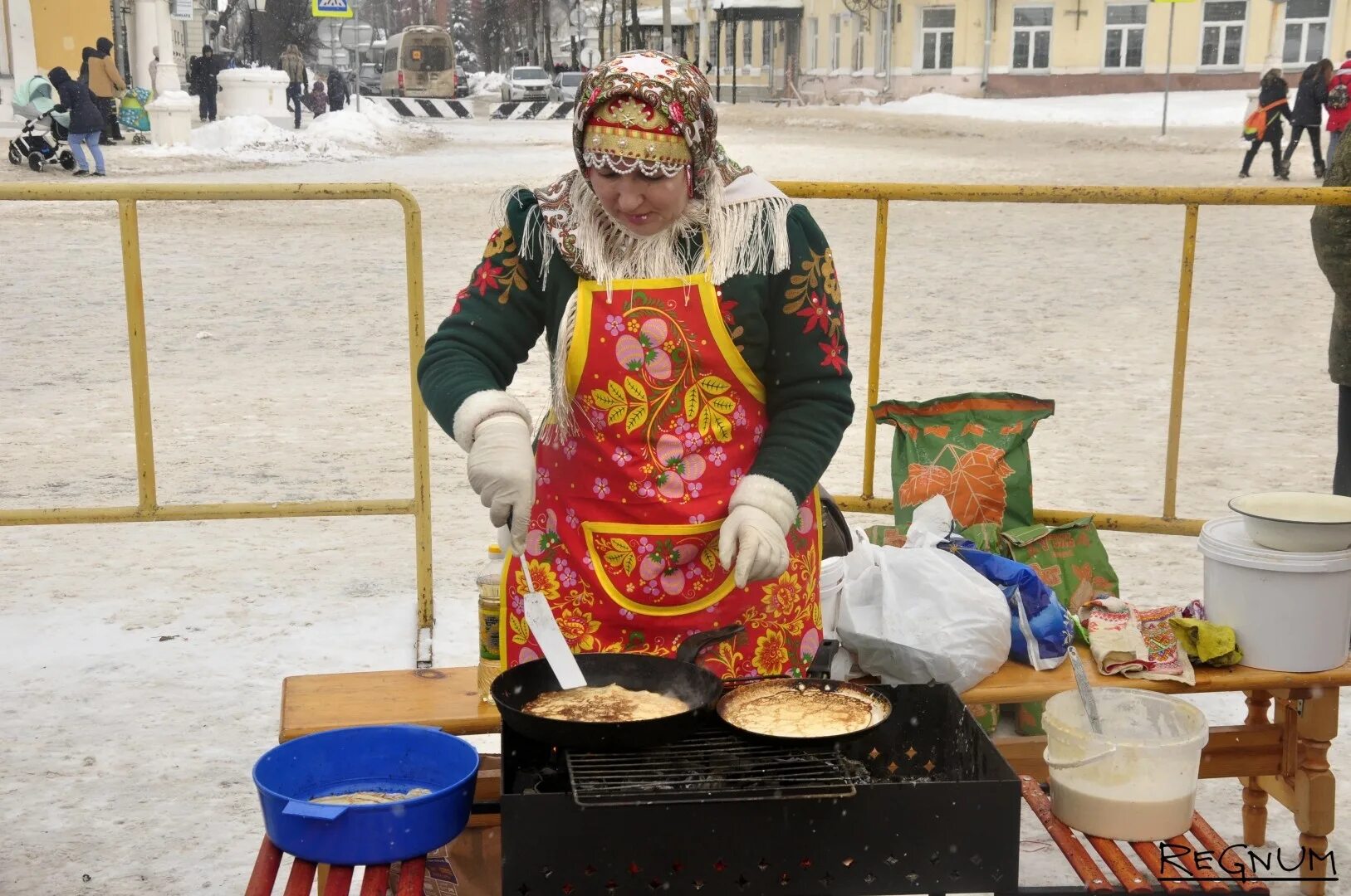 Масленица. Блины. Масленица пекут блины. Стол на Масленицу. Масленица фотосессия.