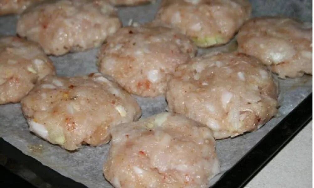 Рубленные котлетки из филе курицы. Котлеты рубленые из индейки в духовке. рубленые куриные котлетки из индейки. рубленые куриные котлеты в духовке. котлеты рубленые из куриного филе в духовке.