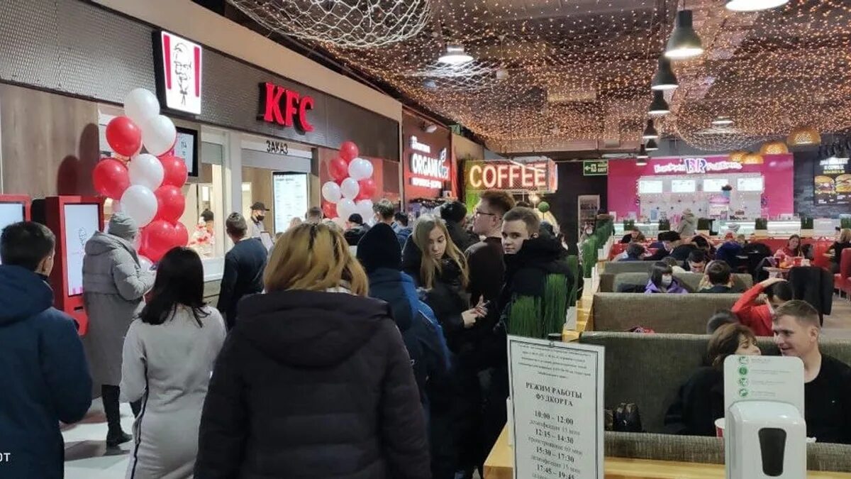 Kfc в чите. Очередь в кфс. Kfc чита. Kfc в чите. Очередь в ресторан kfc.