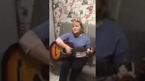 Страшно сидеть одной песня