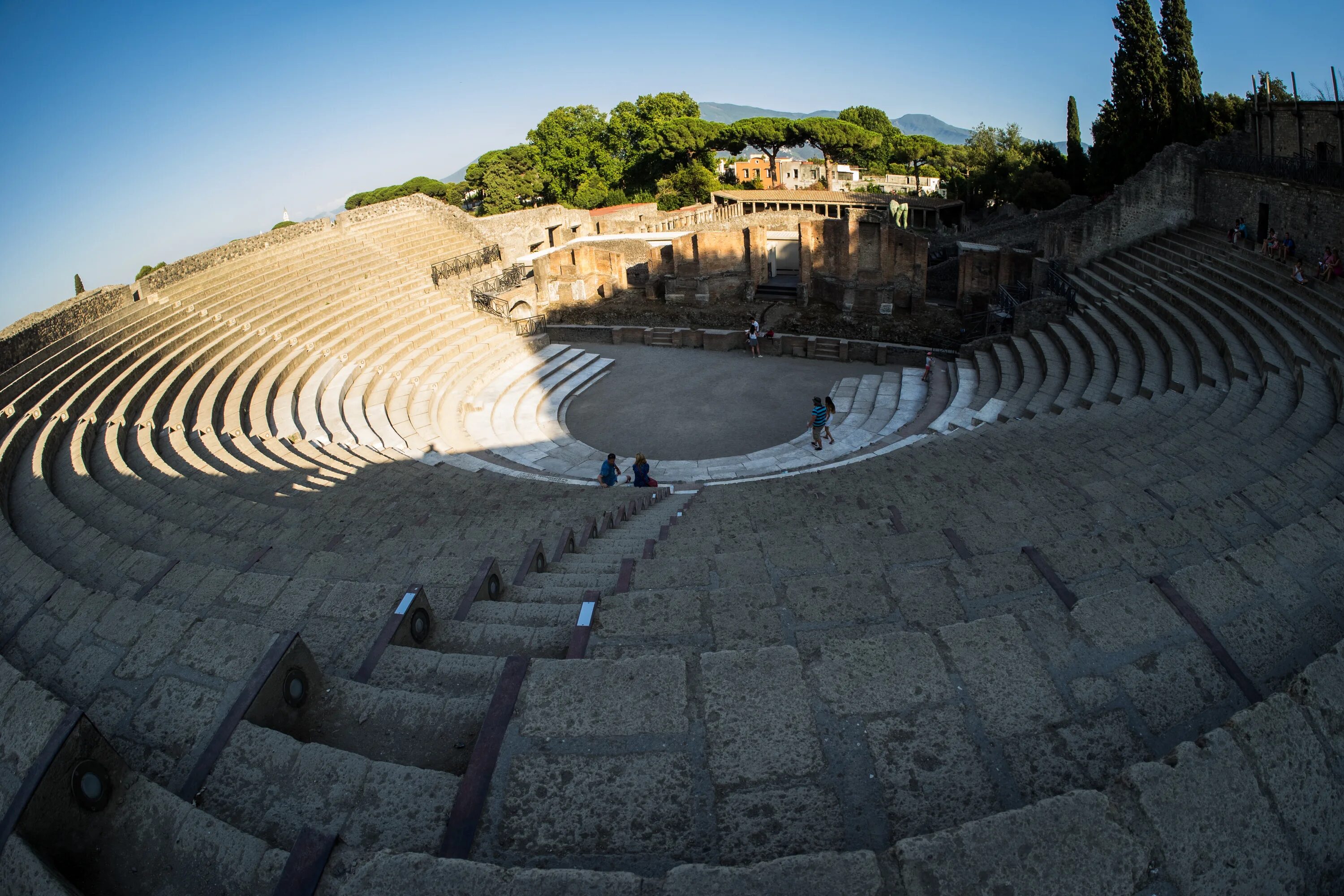 Помпеи амфитеатр. Римский амфитеатр в Анконе Италия. Roman Amphitheatre of Cagliari Кальяри. Большая Палестра и амфитеатр Помпеи. Амфитеатром домов