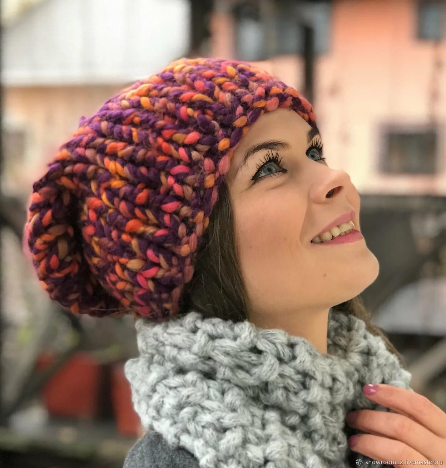 Шапка из крупной пряжи. Шапка объемной вязки. Шапка крупной вязкой спицами. Шапка из крупной пряжи. Объемная шапка.