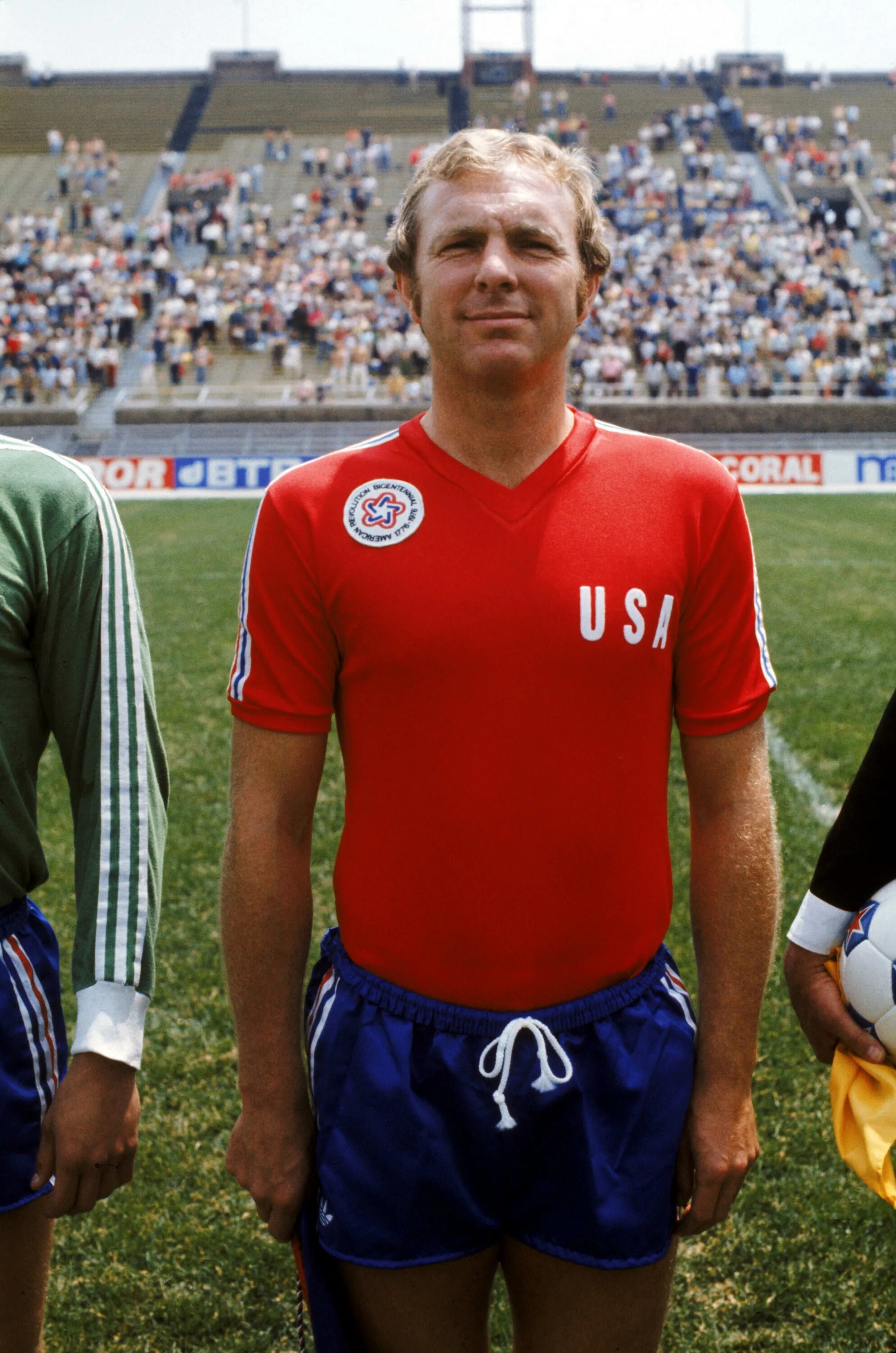 Бобби мур. Бобби муру. Бобби мур. Бобби мур англия сборная. Бобби мур.