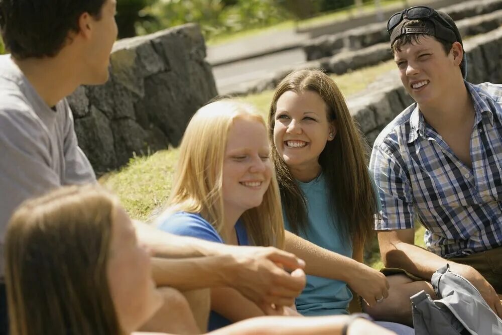 Being a teenager is great. Teenagers talking. teenagers are talking. о чем мечтают современные подростки. picture of teenagers talking.