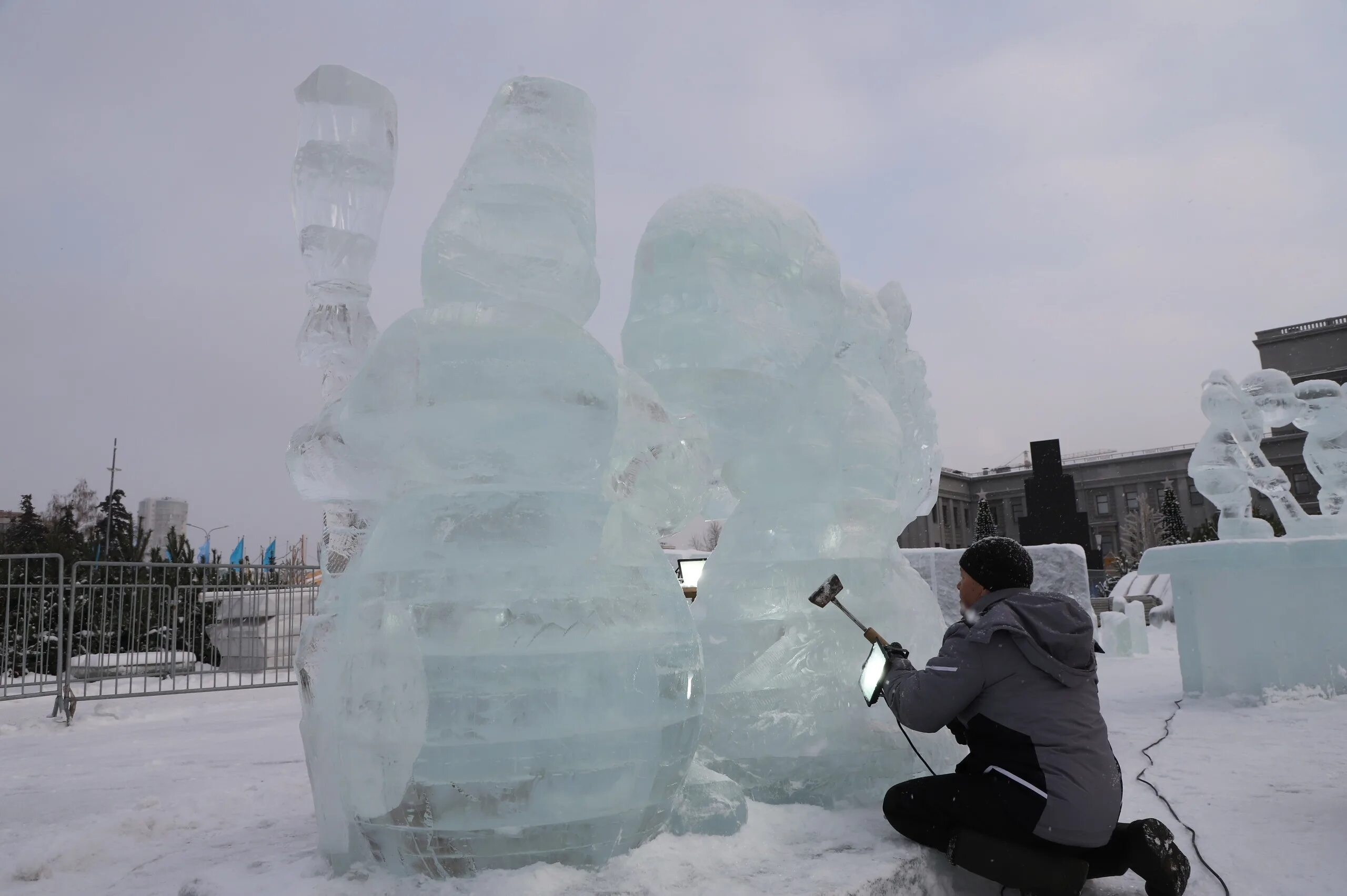 Ледяной городок Самара. Самара ледовые скульптуры 2022. Ледяные фигуры на площади Куйбышева. Самара ледяные скульптуры. Ледовый куйбышев