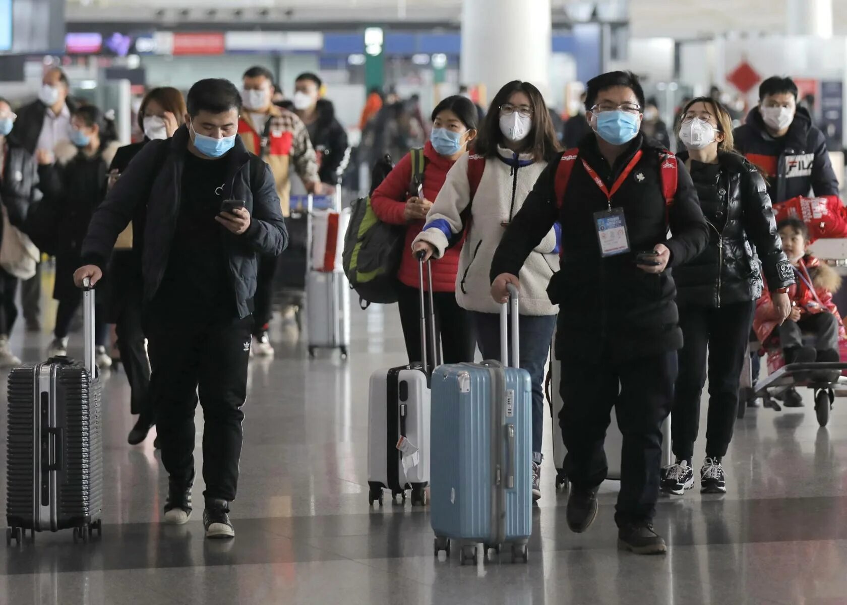 Можно ли поехать в корею. Люди в масках в аэропорту. Китайцы в масках в аэропорту. Китайцы в аэропорту. Туристы в аэропорту.