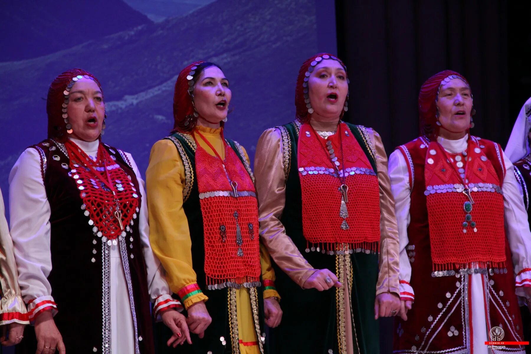Ансамбль надежды бабкиной. Сибирские узоры ансамбль. Фото ансамбль узоры лесосибирск 2023. В юбилейном ансамбль. Дк юбилейный александров.