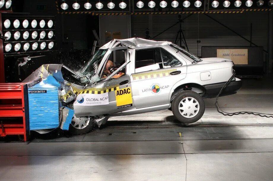 Краш тест Nissan Tsuru. Краш тест Nissan Sunny. Краш тест Нексия. Nissan Sunny 2002 crash Test.