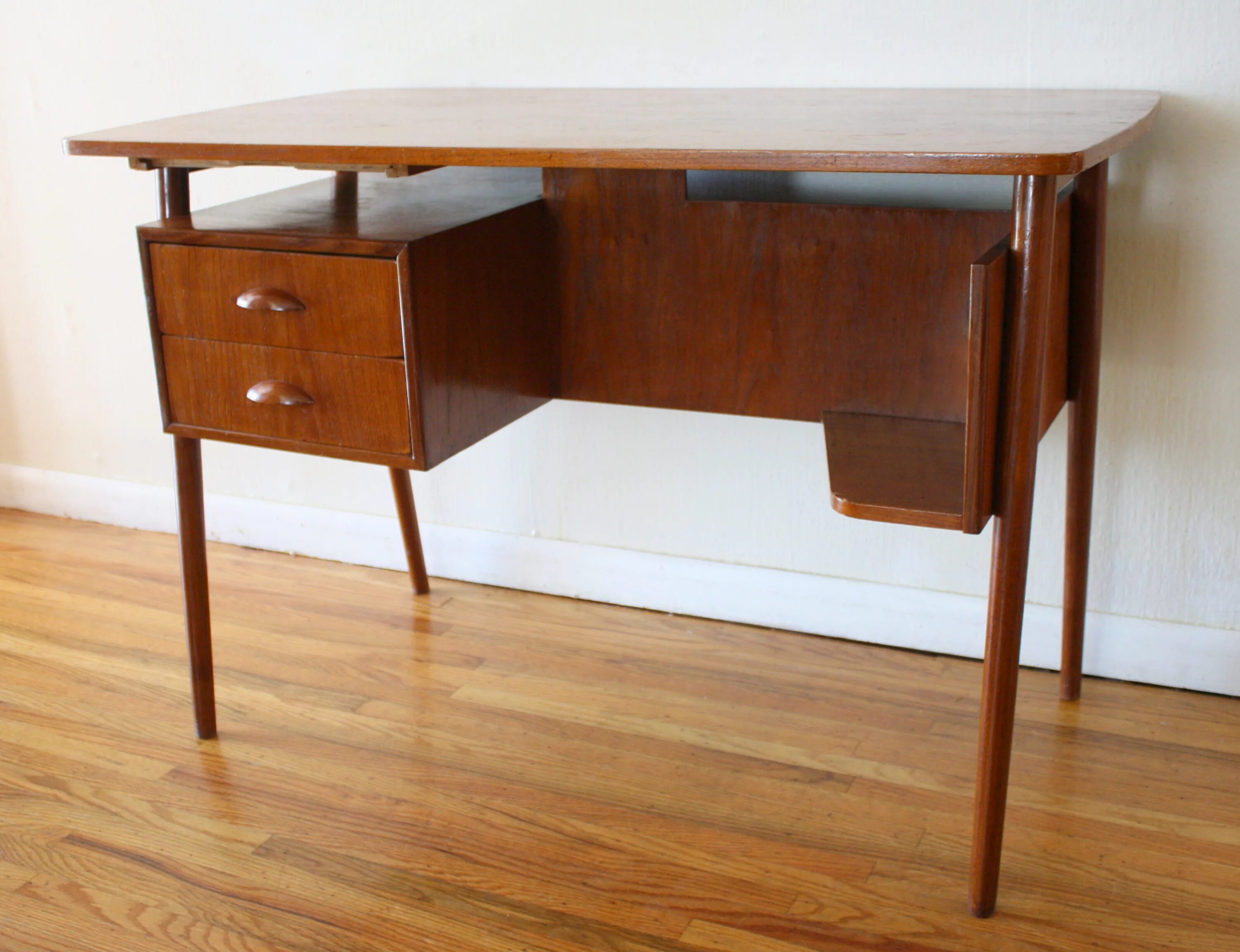 Письменный стол в стиле МИД сенчури. Письменный стол Mid Century. Mid Century Modern Desk. Советский письменный стол.