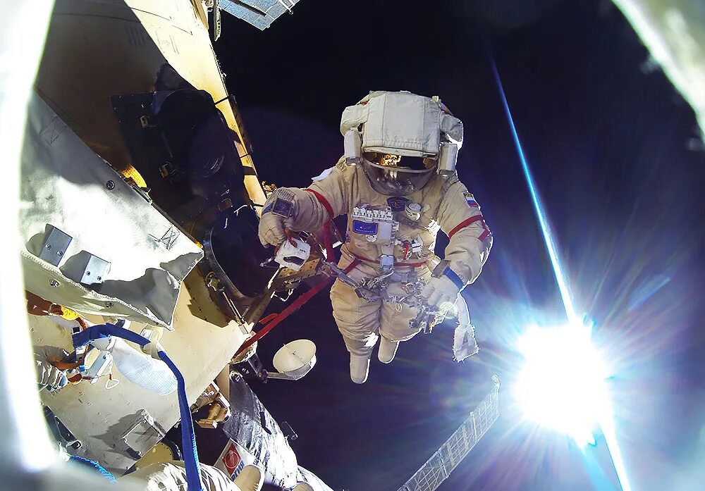 Какой корабль сейчас в космосе. Фотосессия Роскосмоса Космонавтов Роскосмос 2022. Космонавт в открытом космосе Роскосмос. Космонавты Роскосмос РФ 2021.