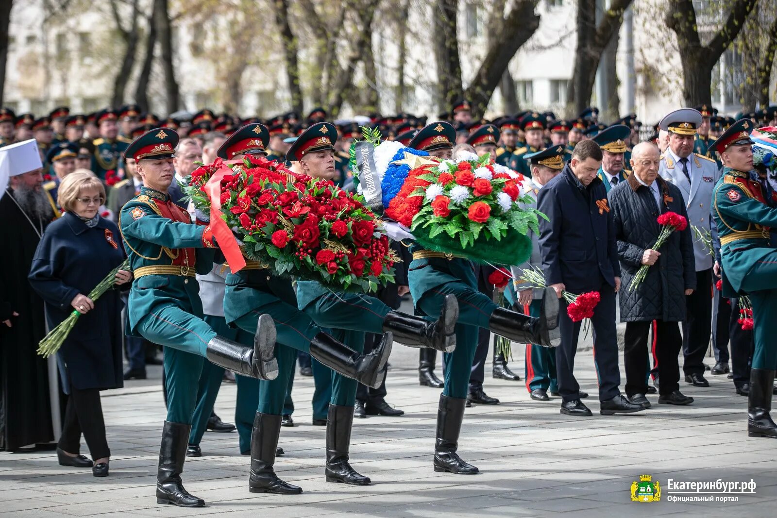 Возложение венков к памятнику Жукова в Екатеринбурге 2022 год. Парад Победы цветы. Цветок день Победы. Возложение венков в Екатеринбурге 2021-22. Свердловский 9 мая