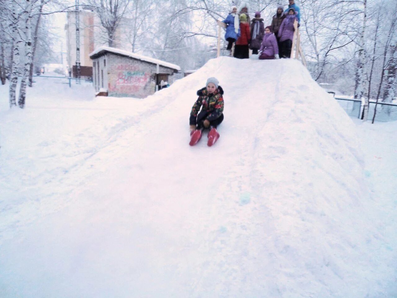 Снежные горки для детей. Зимние горки из снега. Горка Снежная для детей. Зимняя Снежная горка.