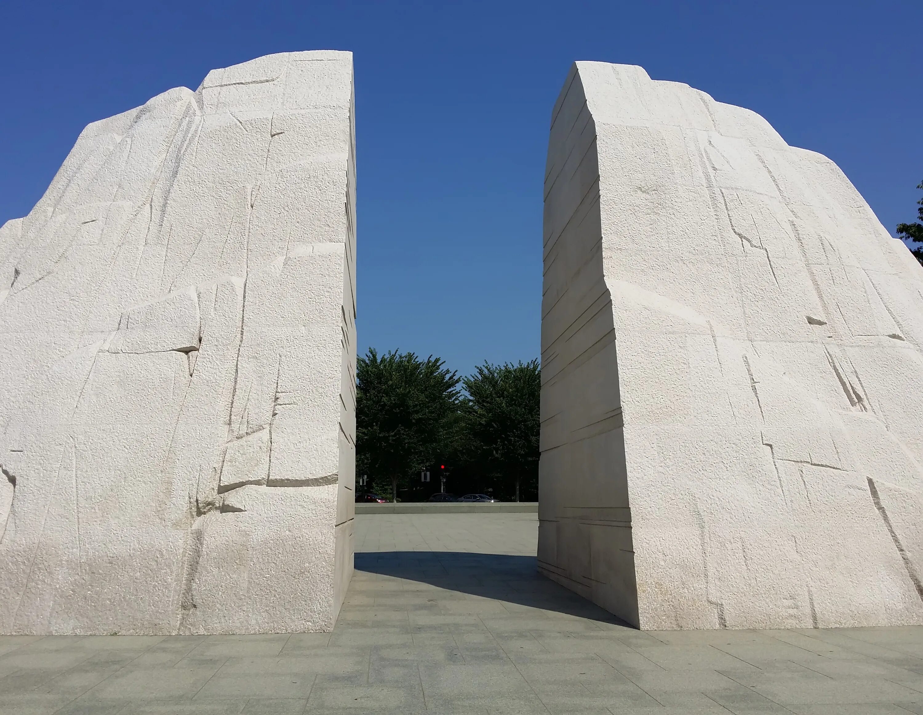 Stone памятники. Памятник Мартину Лютеру Кингу. Мемориальный комплекс короля Тонгмуна. Каменный мемориал США. Памятник Холокосту камни.