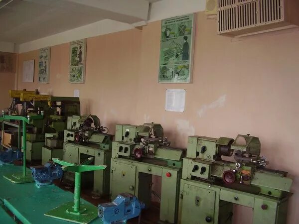 Станки школьных мастерских. Станки школьных мастерских. Слесарная мастерская в школе. Оборудование кабинета труда для мальчиков. Школьные столярные мастерские.