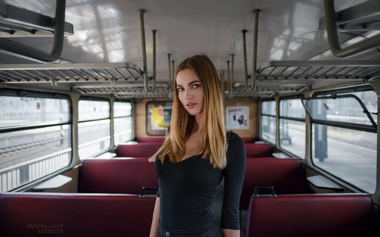 Мальчик уступает место. Автобус. Девушка в маршрутке. Парочка сидит в автобусе. Рассказ автобус девушку.