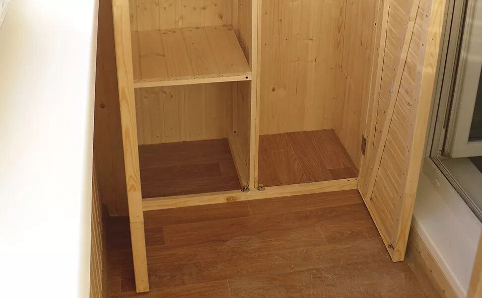 каркас для шкафа на лоджию. шкаф на балконе из вагонки. каркас шкафа купе. дверцы шкафа из вагонки. встроенный шкаф из мебельных щитов.