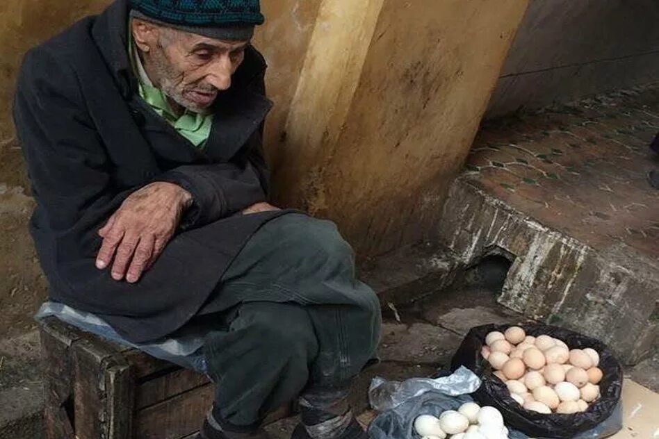 Самый нищий человек в мире. Старик продает яйца. Бедный дедушка.