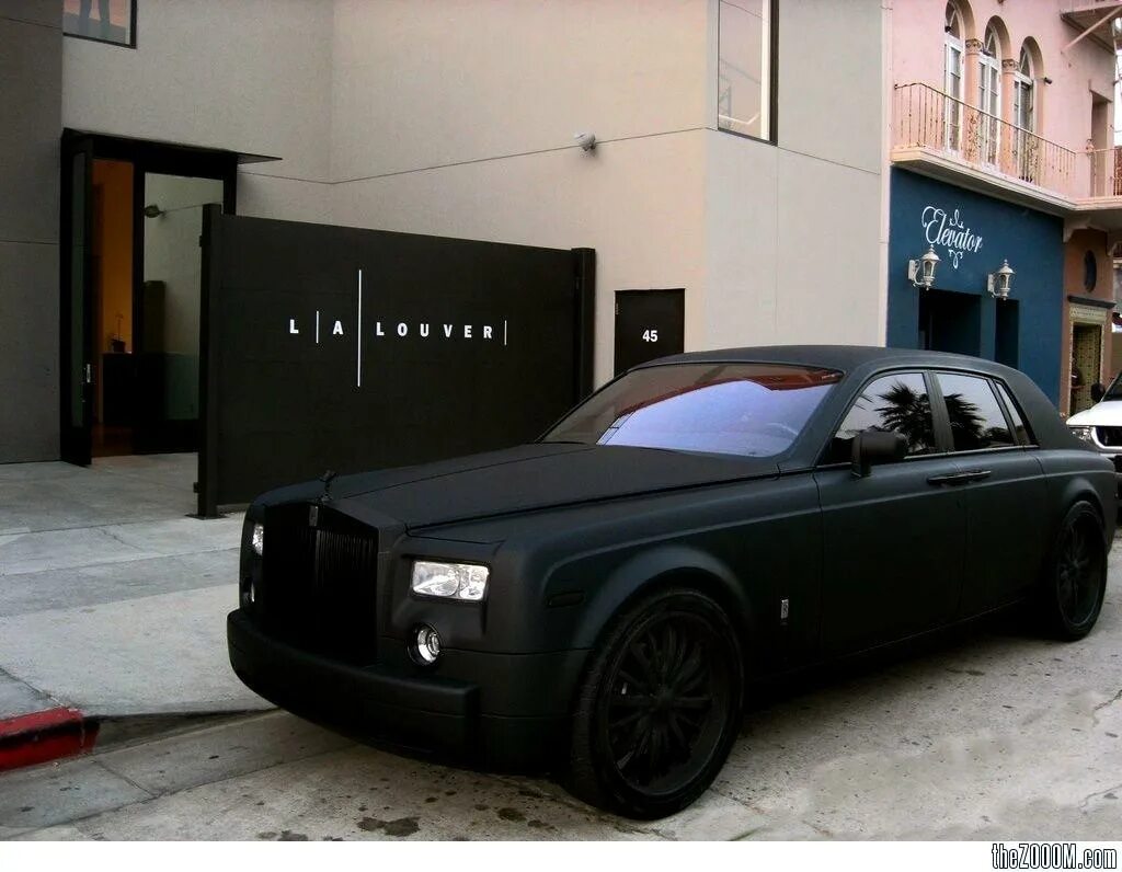 Песня черный ролс ролс. Роллс Ройс черный матовый. Rolls Royce Wraith черный матовый. Rolls Royce Phantom матовый. Черный ролл сройл.