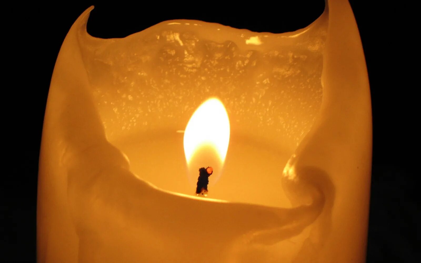 Плавление свечи. Горящая свеча. Свеча плавится. Горение свечи. Быстро сгорают свечи