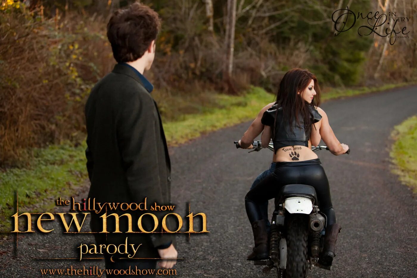 The hillywood show. The Hillywood show Сумерки. Пародия на Сумерки New Moon Hillywood show. Hillywood show Twilight.