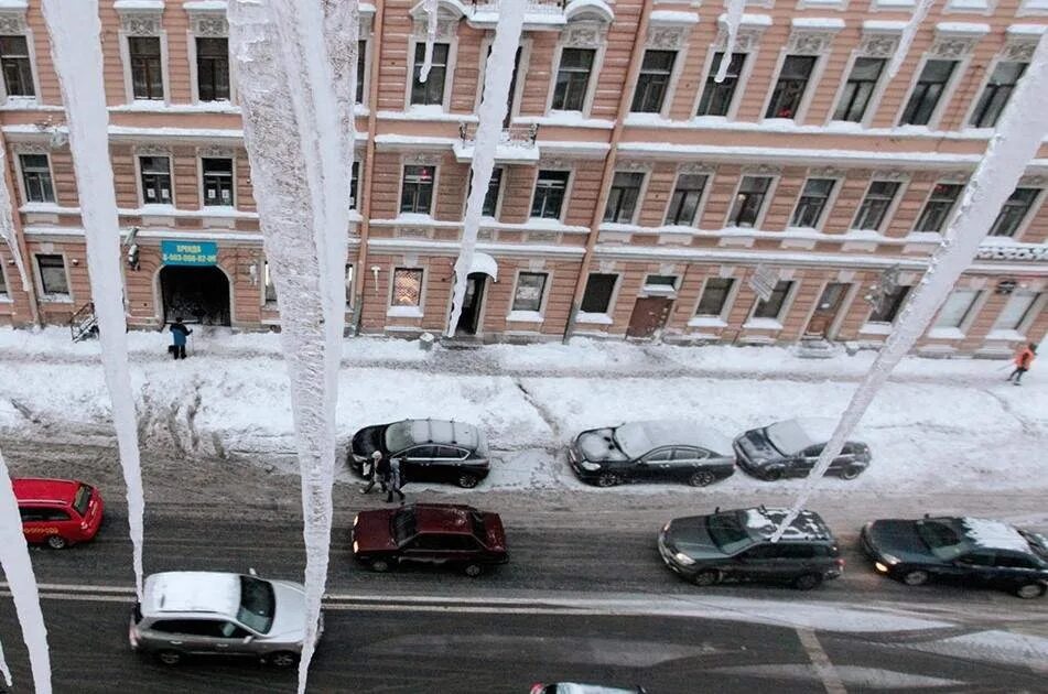 Жертвы сосулек Петербург. Питер сосульки и машины. Сосульки в Питере. Сосуля падает Питер. Глыбы льда обрушились на детей