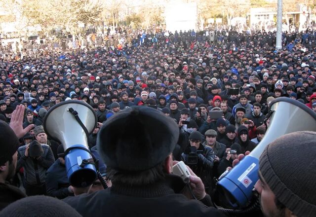 Дагестан толпа. Митинг в Махачкале. Толпа дагестанцев фото. Толпа дагестанцев и русских. 4 декабря 2011