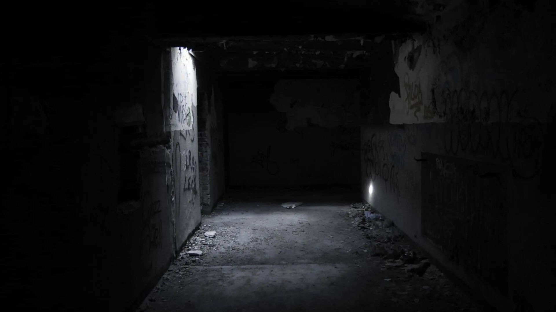 Dark room 4. Мрачный подвал. Темный подвал. Пустая заброшенная комната.