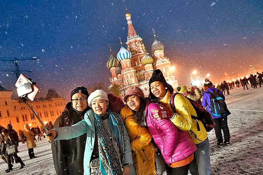 Иностранцы туристы. Чм 2018 иностранцы в москве. Иностранные туристы. Иностранцы в москве. Иностранцы на красной площади.
