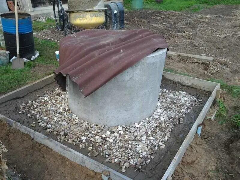 заливает скважину. бетонирование скважины. заливает скважину. кольца для скважины. бур фундаментный тисэ фм 300.