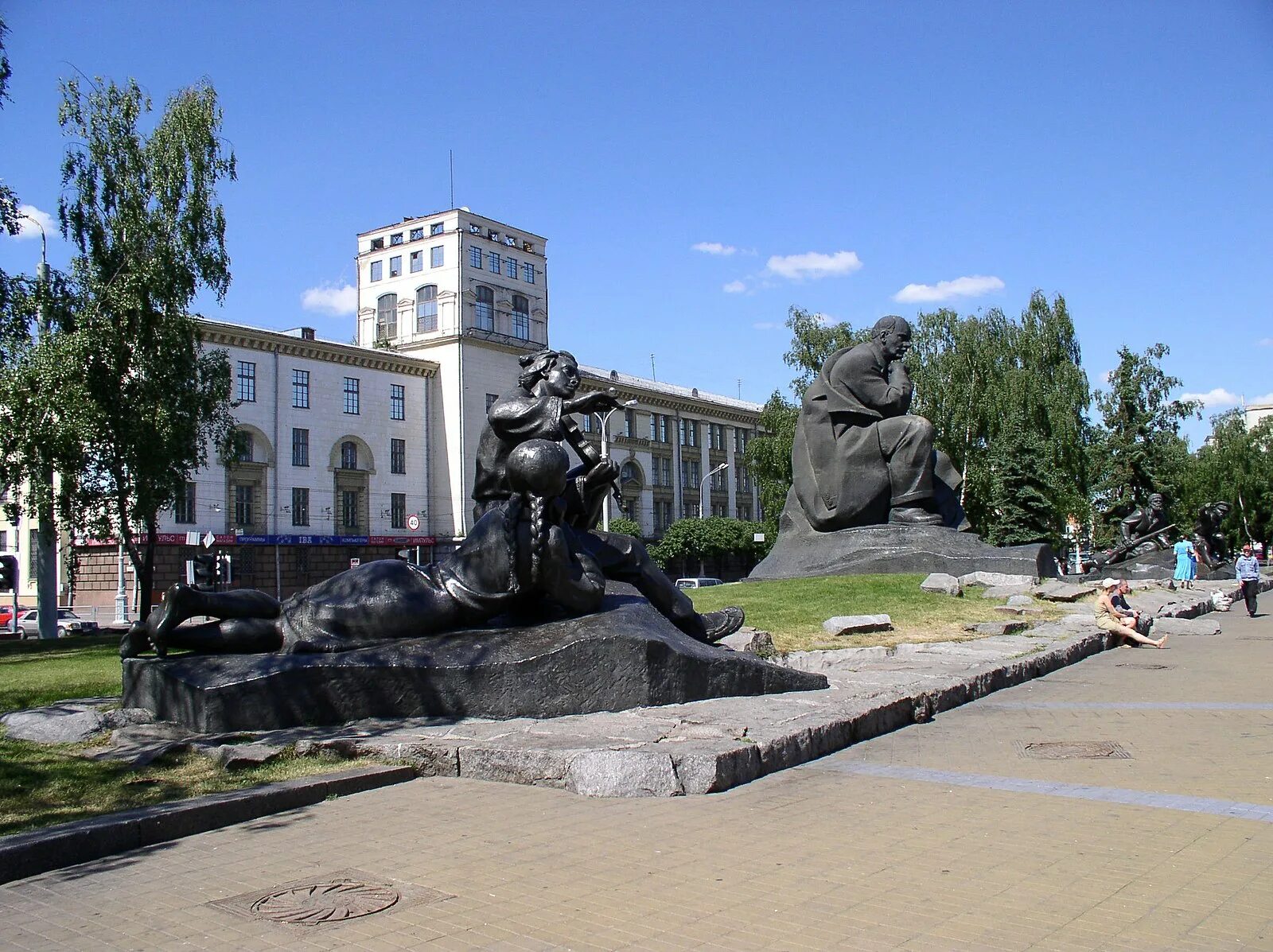 Коласа минск. Площадь якуба коласа минск. памятник якубал коласа в минске. памятник якубу коласу в минке. минск памятники на площади якуба коласа.
