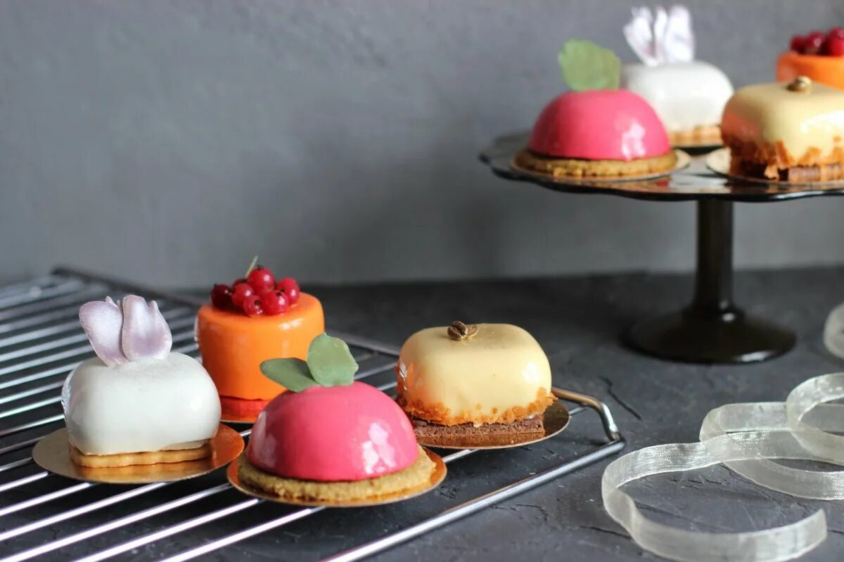 муссовые пирожные сердечки. рецепт муссовых пирожных. муссовые мини пирожные. рецепт муссовых пирожных. украшение муссовых пирожных.