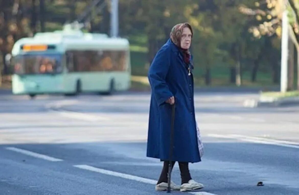 Дорога к бабушке. Старушка на дороге. Бабушка переходит дорогу. Бабка на дороге.