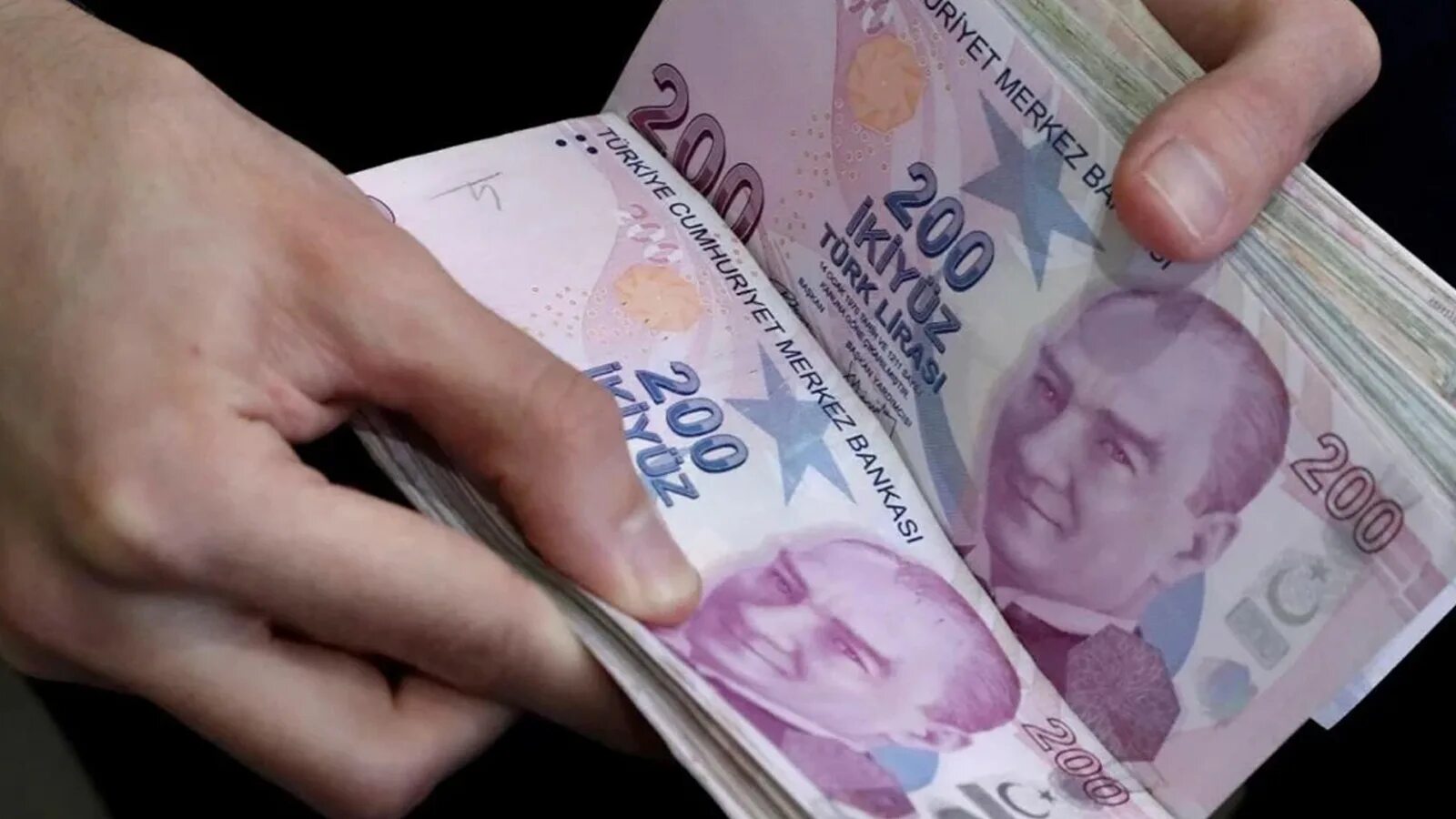 В турции доллары или евро. 200 Lirasi. Турецкие деньги. Пачка турецких лир.