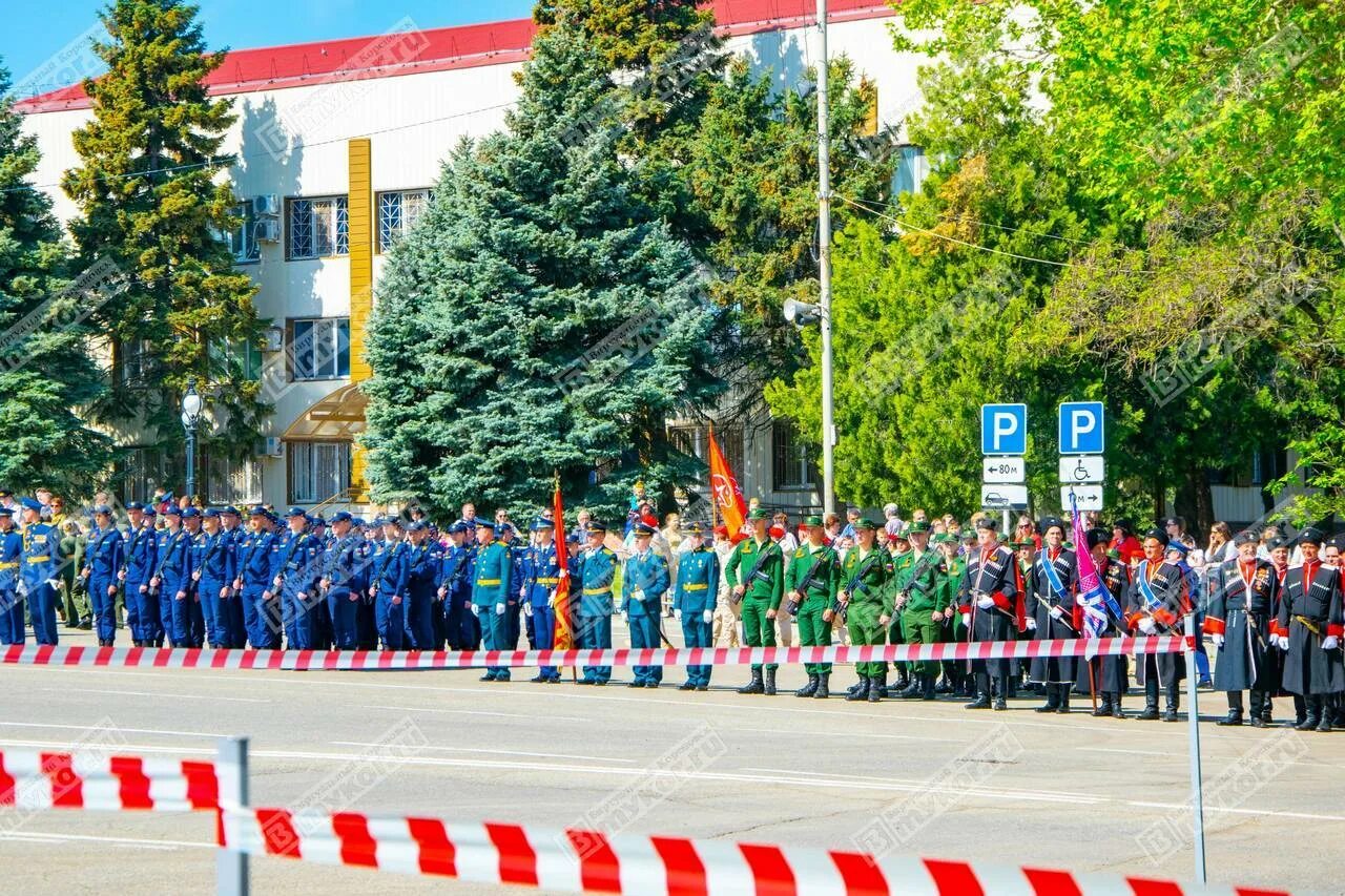 Образование кореновск. Парад Победы 9 мая Кореновск. Парк 75 летия Победы Кореновск. МЧС Кореновск. 911 Кореновск.