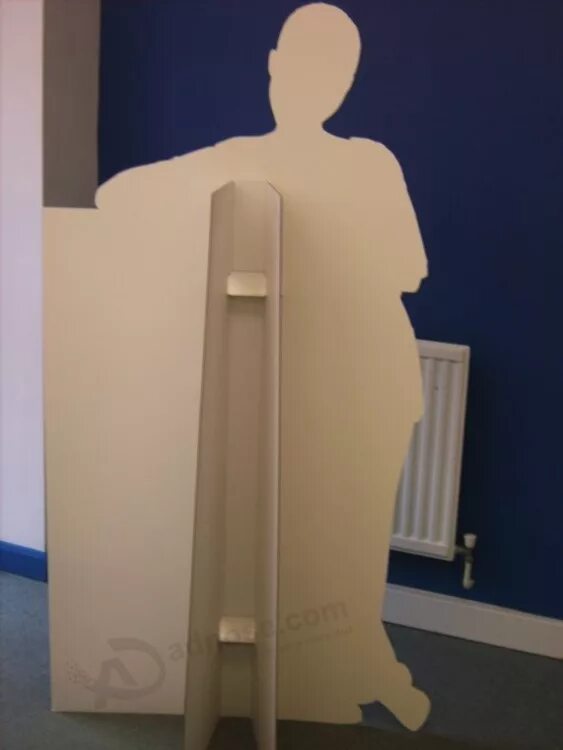 ростовая фигура гофрокартон. картонная фигура в полный рост. картонная фигура в полный. картонная подставка для ростовой фигуры. ростовые фигуры.