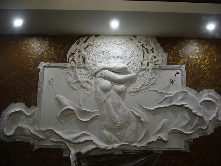 Настенные гипсовые фигуры. Гипсовые рельефы. Барельефы тандашвили мастер. Панно из гипса. Настенный барельеф.