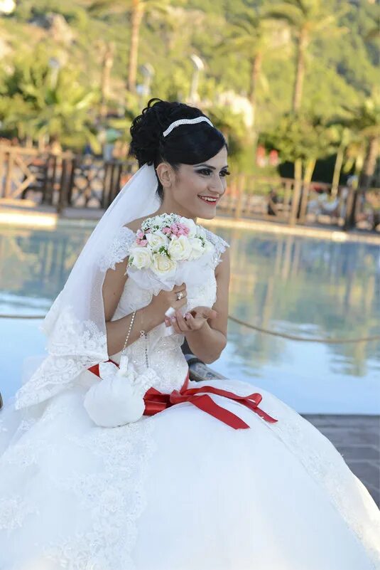 Турецкая невеста. Невеста турчанка. Турецкие невесты на свадьбе. Турецкие невесты фото. Русская невеста в турции