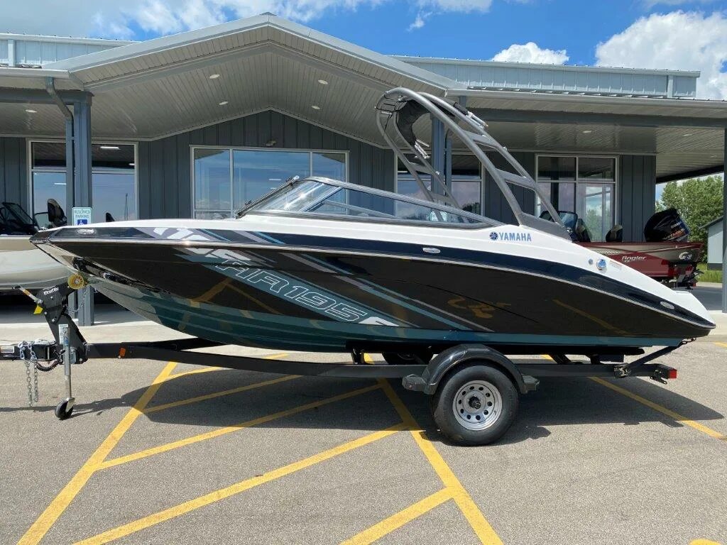 Yamaha 242 limited s. Лодка yamaha. Катер ямаха 242 лимитед. Ямаха exciter 1430. Лодка yamaha.
