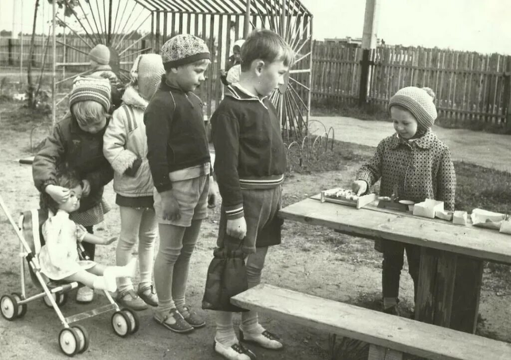 Хлопки на улице. Советские дети в детском саду. Счастливое советское детство. Детство фото. Советские дети во дворе.