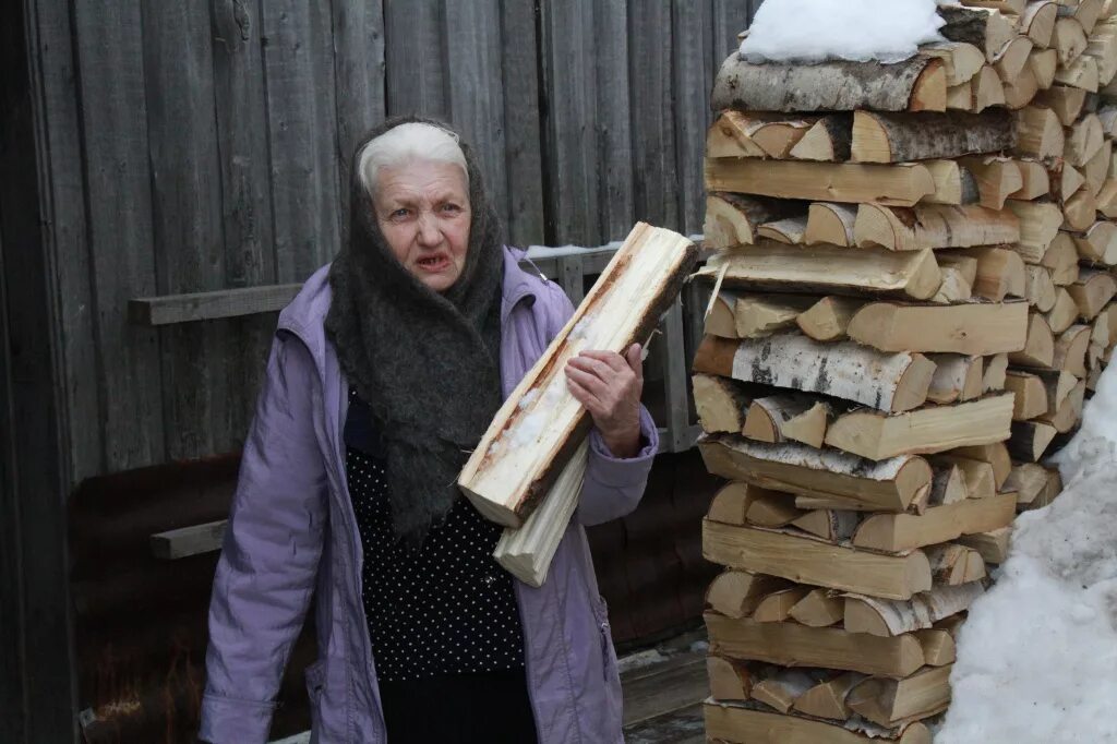 Бабушка с дровами. Старушка и дрова. Женщина с охапкой дров. Человек с дровами.