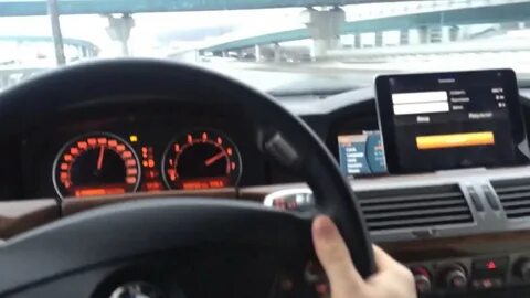 Автомобиль начинает разгон