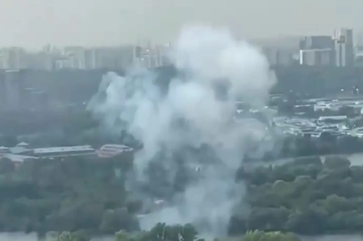 Беспилотник над МКАДОМ. Взрыв дрона в небе. БПЛА бобер. Крокус сити видео нападения от первого лица