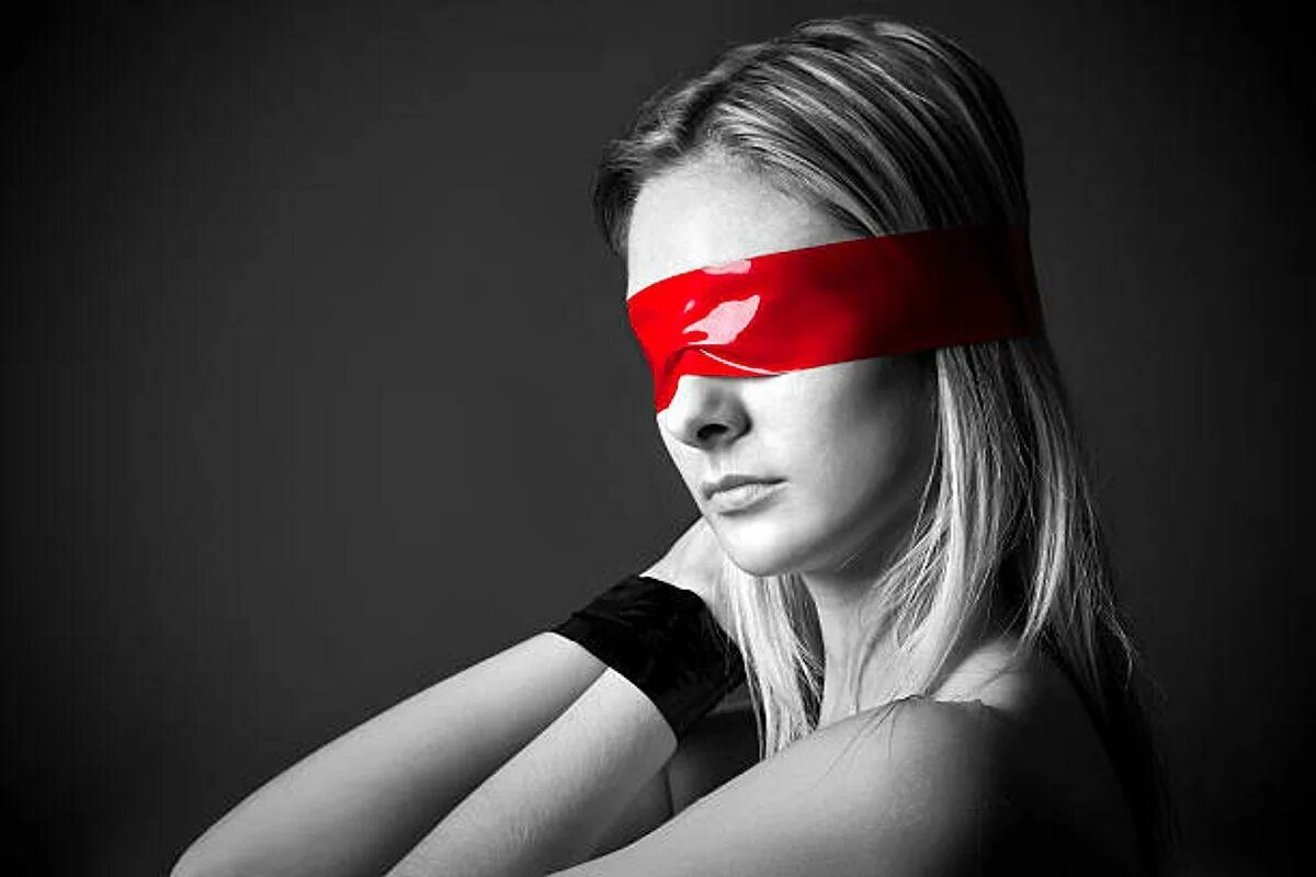 Девушка в повязке. Повязка на глаз. Blindfold. Женщина с завязанными глазами. Самообман в психологии.