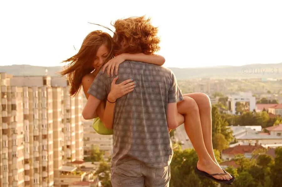 одень любимую. несет девушку на руках. рука человека. одень любимую. одень любимую.