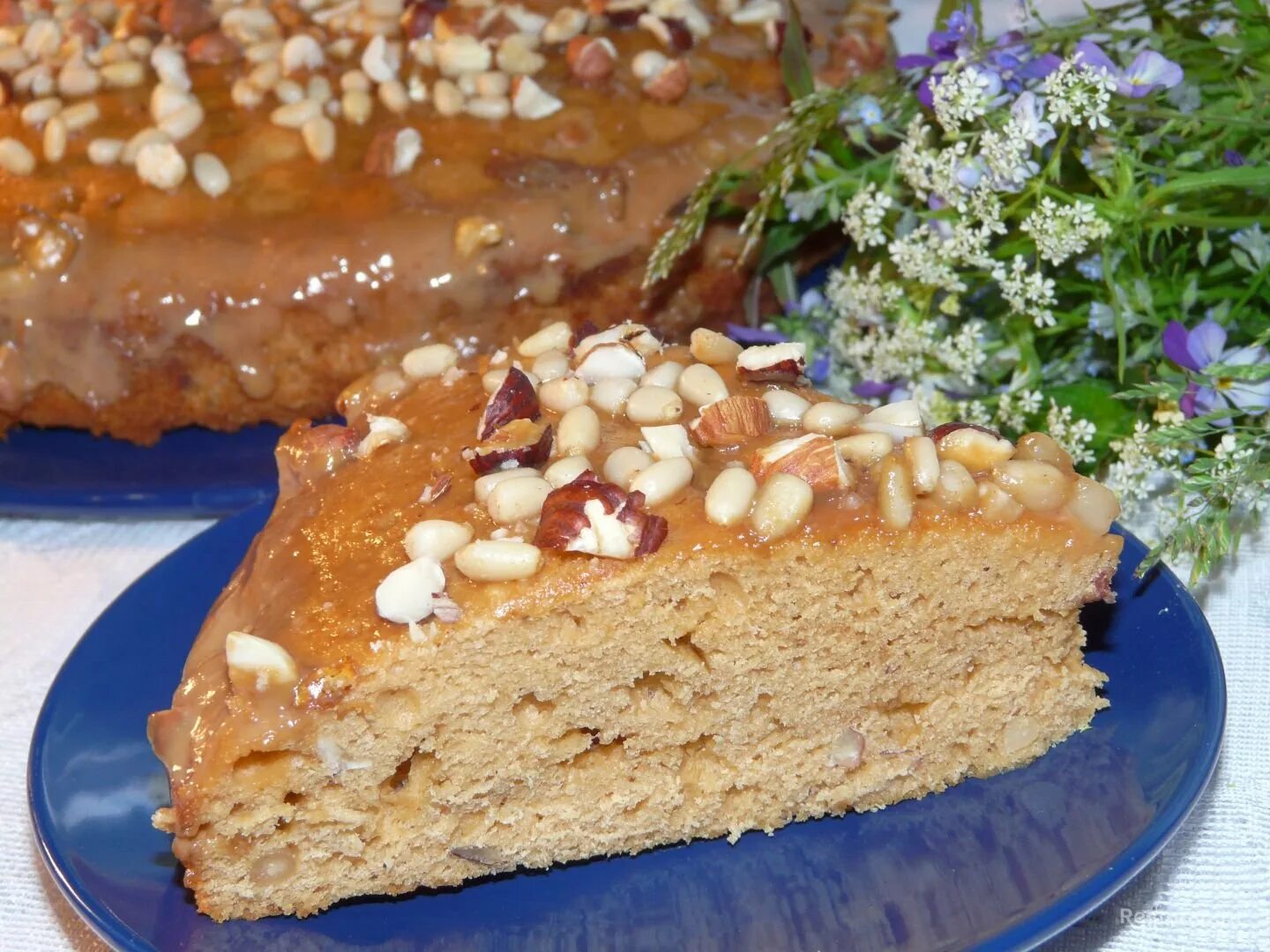 Рецепт простого пирога с сгущенкой. Пирог с грецкими орехами и сгущенкой. торт с грецкими орехами и сгущенкой. пирог с вареной сгущенкой. пирог с сухофруктами и сгущенкой.