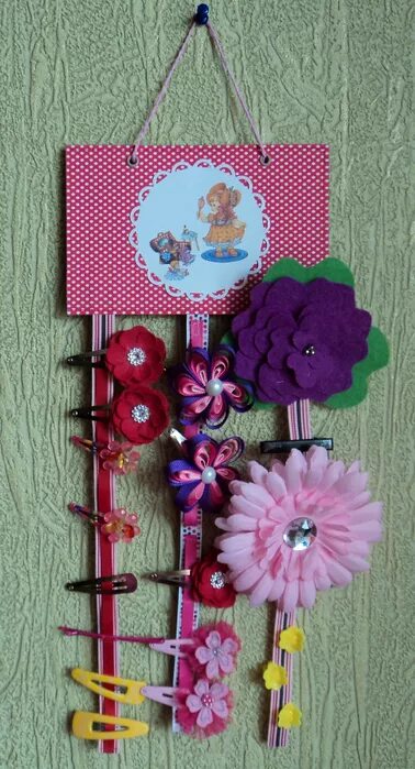 Люда купила 7 заколок и 4. Держатели для резинок из фетра. В детский сад привезли 9 кукол по 60 руб. Красивые заколки для девочек. Подарочный набор для волос "happy every day".