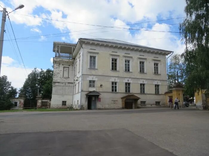 Библиотека мышкин. Театр трех муз. Усадьба чистова в мышкине. Мышкин опочининская библиотека 2005 года. Опочининская библиотека фотографии.