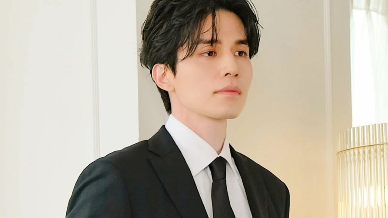 Ук дон телефон. Lee dong Wook. Ли Дон УК 2021. Ли Дон УК 2020. Ли Дон УК актер.